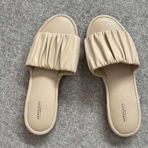 AEROSOLES Women's Cream Ruched Sandals